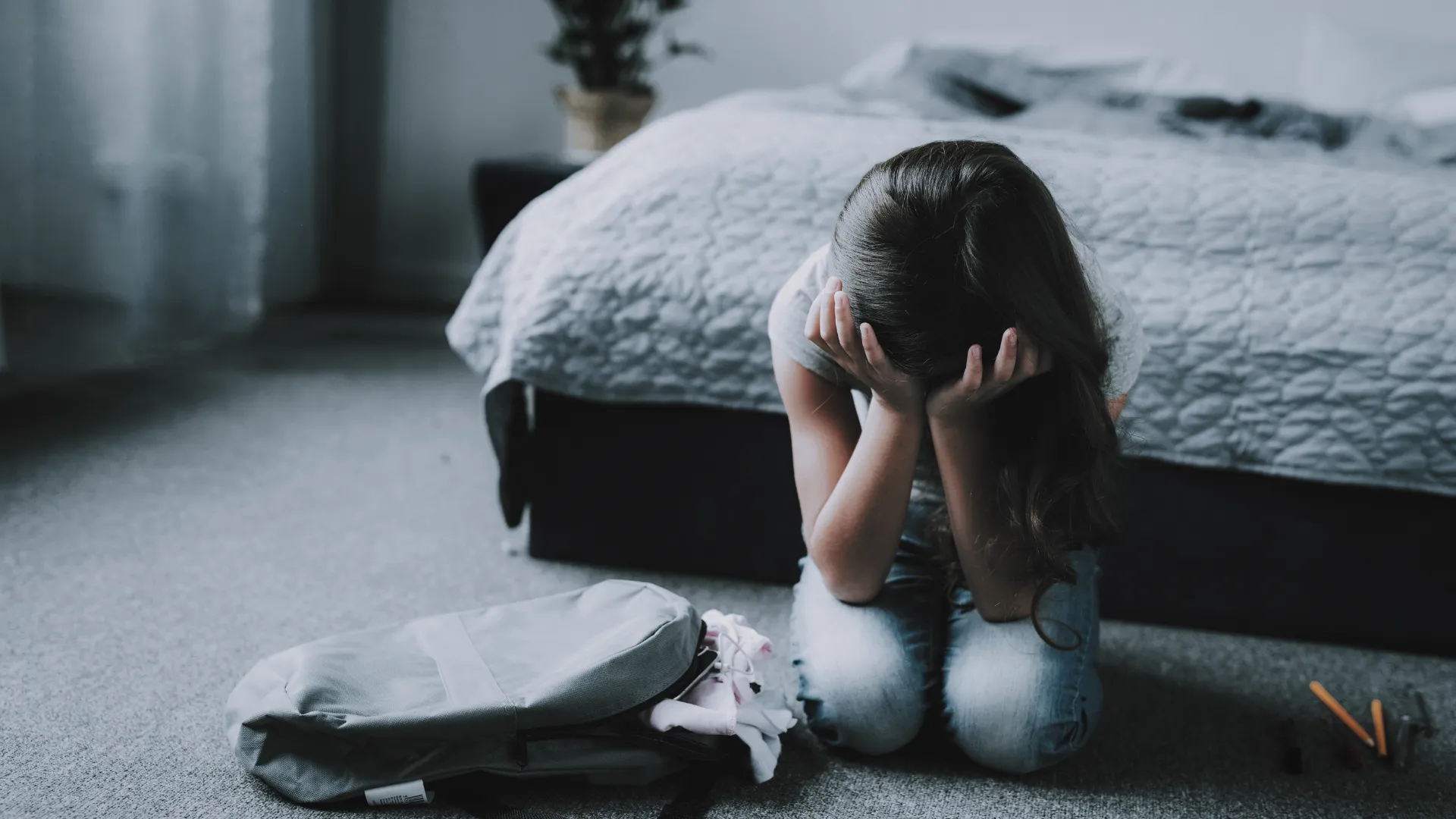 Enfant concentré sur une activité
